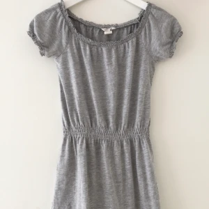 Grå of shoulder klänning 🤍 - Klänning köpt på H&M för några år sen och sedan dess knappt använd 🤍 Säljer pga att den är för liten för mig. Nypris: runt 100 kr. Frakt tillkommer. I barnstorlek 🤍