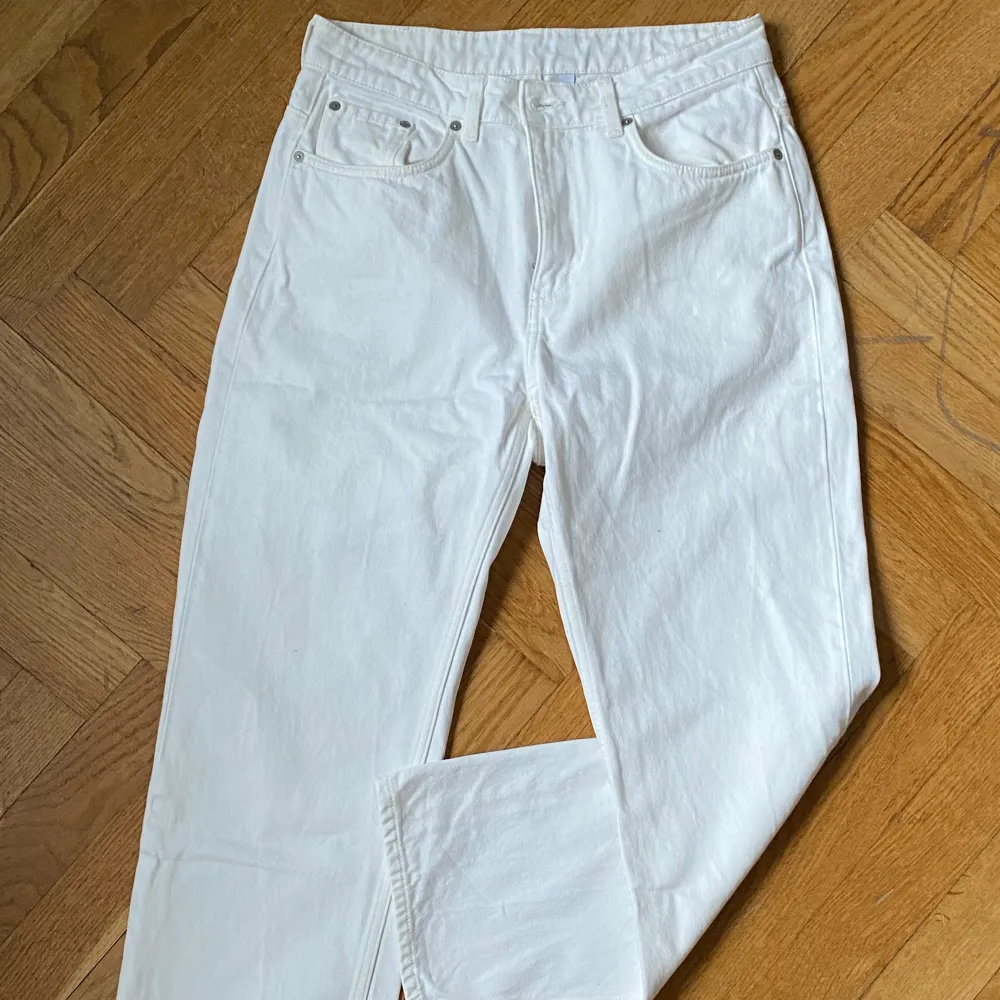 I princip helt nya voyage jeans från weekday i färgen loved white. Strl 29/28. Lite små i storlek, säljer pga av för små (inte jag på bilden) därav endast använda ca 2 gånger. Nypris 400kr, säljer för 100kr + frakt (de är slutsålda på weekday online). . Jeans & Byxor.