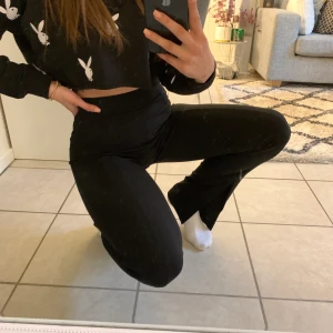 Byxa med slits  - Helt nya byxor med slits ifrån NELLY, aldrig använda. Storlek XS, köparn står för frakt 📦 