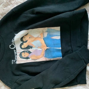 Sweatshirt från pimkie  - Sååå fin sweatshirt från pimkie i Berlin! fint skick, lite nopprig men det tar jag bort med en maskin! Tryck från en serie som heter Charmed😍 storleken står inte men skulle säga xs