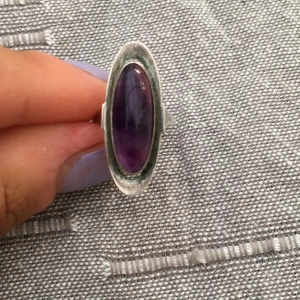 Ametist kristall sterling silverring 926 - En supervacker äkta silverring (märkt) med en lila ametistkristall. Mått: 2,5x1 cm!