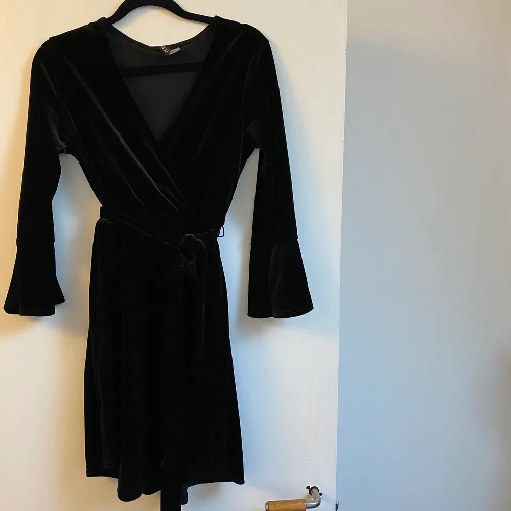 Snygg svart klänning i velvet material. Konstigt ljus på bild två för att se detaljerna. Frakt tillkommer . Klänningar.