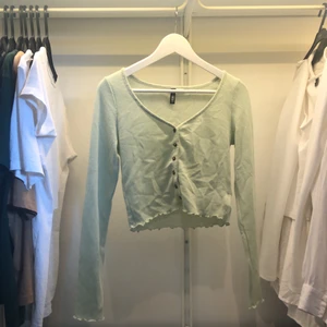 Grön kofta - Intressekoll på min gröna kofta från hm!! SKUTSÅLD PÅ HEMSIDAN!! Aldrig använd! 100kr + frakt. Om fler är intresserade så kan ni buda i kommentarerna. Hör av er vid funderingar.