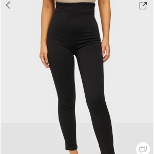 Byxor  - Jättesnygga byxor från nelly! Dom är aldrig använda och ord priset är 399. Väldigt stretchiga så passar även storlek S
