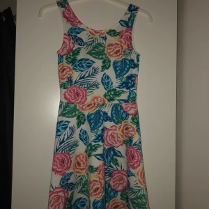 Söt blommig klänning - Säljer också pga att den aldrig använda o börjar bli för liten, exakt samma passform o design som klänningen på andra bilden💞 vi fraktar o köparen står för frakt     OBS- ENDAST SWISH