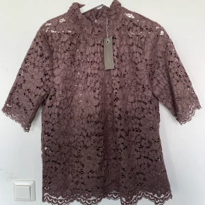 Lila blus från Gustav - Säljer denna lila blus från märket Gustav. Endast provad. Frakten ingår i priset. Vid frågor är det bara att kontakta mig :)