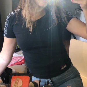 ADIDAS t shirt - Skitsnygg marinblå adidas tröja som ej kommer till användning hos mig! 💖 Storlek XS skulle jag säga. Frakt 30kr  