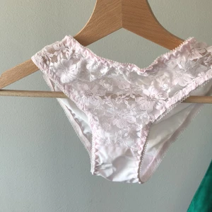Pastellrosa underdel - Superfin pastellrosa underdel💕 passar 32-34 och är i nyskick! 100kr inkluderad frakt💕 Dessa är från 90 talet och går inte att köpa längre i butiker💕