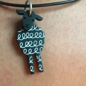 Halsband med lam berlock  - Fin halsband skickar för 11kr 