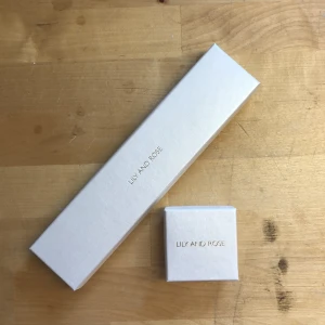 Lily and rose - Armband och örhängen från Lily and rosé. Ljusrosa stenar. Aldrig använda. Sälja för 125 kr st eller 200 för båda. Frakt ingår