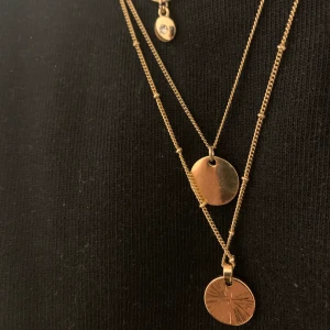 Guldhalsband - Säljer detta fina guldhalsband från mango då det knappt kommit till användning✨