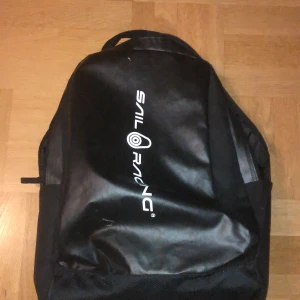 Sail Racing ryggsäck - Knappt använd sail racing ryggsäck. Ksk använd 2-3 ggr. Jättebra skick. Går att justera så att den passar alla. Inne i ryggsäcken finns ett stort fack men även ett laptop-fack som går att stänga. Jag kan mötas men även skicka.