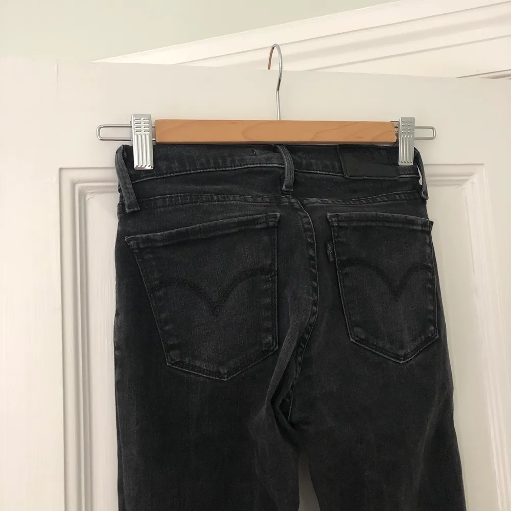 Svarta levis jeans i modellen 710 superskinny💓💓 tyget är lite stretchigt. Frakt tillkommer. Jeans & Byxor.