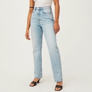 Weekday Rowe jeans  - Säljer mina helt nya weekday jeans i modellen rowe i färgen fresh blue. Säljer de då de var för små och för korta för mig. De är aldrig använda och lappen är kvar på jeansen. Högst bud vinner❤️