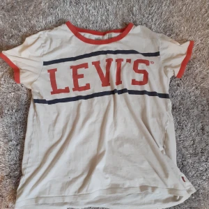 Levi's T-shirt  - Jättebra skick. INGEN FLÄCK OSV