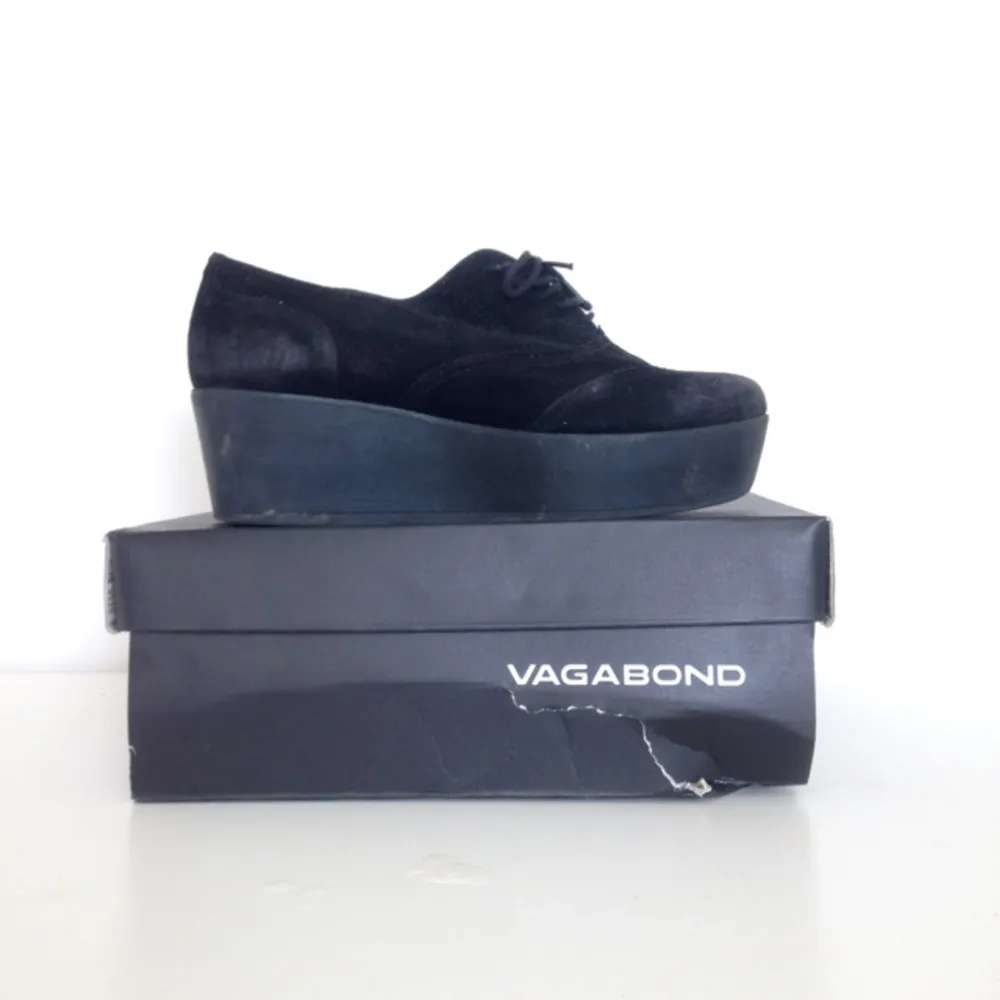 Amaazing Vagabond platforms in black suede. Pretty worn but great quality so still looking great!! A bit dirty but easily fixed.. Skor.
