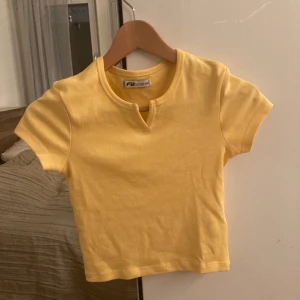 Söt crop top! - Köpt för nån månad sen, Aldrig använd! Strl XS men passar Xxs-S tycker jag. Jättefin gul färg. Möts helst upp i Sthlm men kan även frakta :)