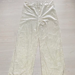 Sametsbyxor - Pärlfärgade sametsmjukisbyxor från Bik Bok:) Extremt mysiga<3 Frakt: 60kr