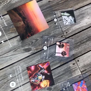 Tavlor - Skynda er och beställ så jag hinner fixa alla🦋💙 130 kr för de små (+20kr i frakt) och 200 för de stora (+30kr i frakt) om du köper flera blir frakten gratis! Tavlorna är i glas och du får med en ram gratis🦋Skicka en screenshot på låten och titeln🦋🥰