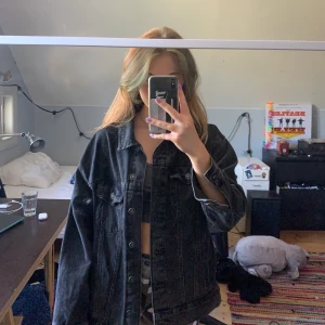 Svart jeansjacka - En svart jeansjacka från Bershka! Den är i storlek s i ”killstorlek” så jag skulle säga att den är en M i ”tjejstorlek”! jättecool och snygg💓 frakt ingår inte och skriv till mig för annat prisförslag så kan vi nog lösa det🤩📦