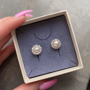 Lily and rose örhängen - Säljer dessa fina Lily and Rose örhängena i nyskick. Kostar ungefär 299kr nya. Vill sälja dem så snabbt som möjligt så lägg bud💖