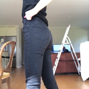 Svarta byxor XS - Superfina svarta jeans! Passar up till 168 eftersom byxorna ligger på 95cm! Superfina och är bäst på en XS kanske en liten S! Har haft dem länge och dem har inget speciellt märke! Men är så fin på formen! Inkluderad frakt!