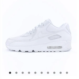 Nike air max - Säljer mina vita Nike air max, dom är använda men dom är i bra skicka inte trasiga eller så.