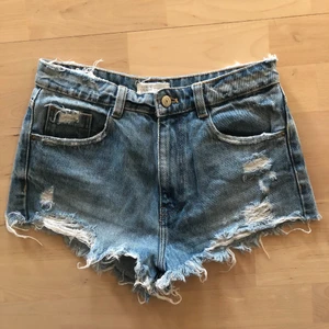 Jeans shorts - Jättecoola blåa jeans shorts med slitningar från Zara. Fint skick. Storlek 36. Köparen står för frakten! Priset går att diskuteras!