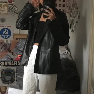 Läderjacka/läderblazer - Cool läderjacka från PG köpt här på plick. Säljer pga känner att den inte kommer användas :( jättebra skick! Storlek c40 som ska motsvara M. Jag själv är en xs och tycker den sitter nice oversized på mig. Hör av er vid fler bilder eller frågor :) 