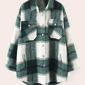 Skjortjacka shein - (Lägger ut igen då tjejen som skulle köpt den slutade höra av sig) Grön skjortjacka från shein som tyvärr används för lite. Sitter oversized på mig som har xs/s. Buda från 220kr +frakt .  