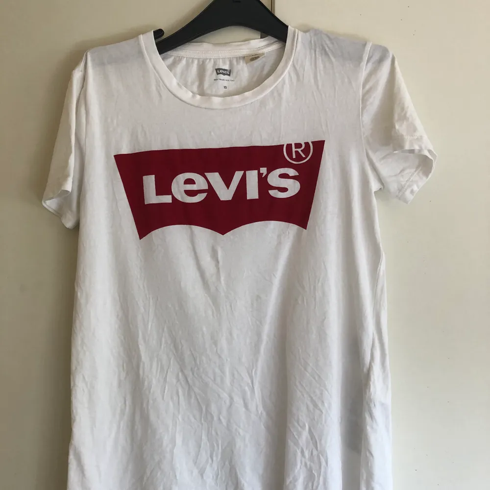 Vit Levi’s tshirt i bra skick i storlek XS, använd ett få antal gånger men säljer pga använder ej längre! Vill ni ha bild hur den ser ut på osv så skriv i chatten så fixar jag det!🤍 Tvättar och stryker allt innan + köparen står för frakten💖. T-shirts.