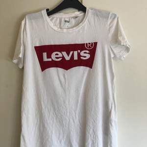 Vit Levi’s tshirt i bra skick i storlek XS, använd ett få antal gånger men säljer pga använder ej längre! Vill ni ha bild hur den ser ut på osv så skriv i chatten så fixar jag det!🤍 Tvättar och stryker allt innan + köparen står för frakten💖