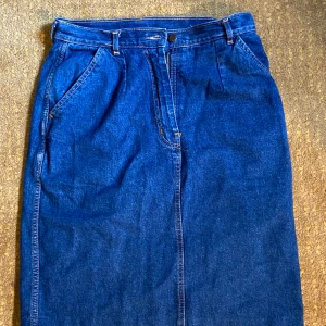 Jeanskjol HM  - Jeanskjol från HM stl 40. Har köpt den second hand. Säljes för 80 kr, köparen står för frakt. 