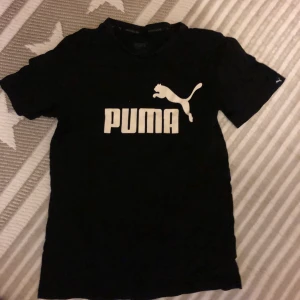 Svart puma tröja - Svart puma tröja, storlek: xs säljer pågrund av att jag växt ut den tyvär): 