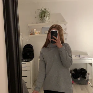 Grå Vero Moda tröja med polo strl XS - Bra skick använd en gång, lång och lös passande 