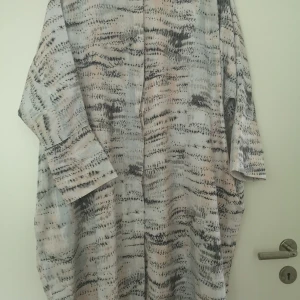 Monki oversize skjorta  - Superfin skjorta som är väldigt oversize. Storlek s monki. Upphämtning i Göteborg. Kan skickas, då tillkommer frakt. 