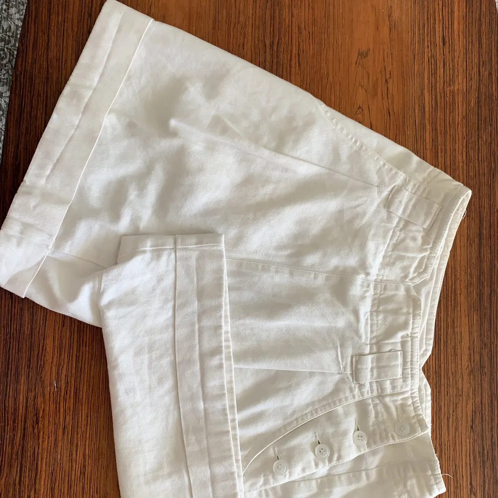 Vita shorts från secondhand, mycket bra skick och fina detaljer så som knappar i sidan och v sydd i midjan. Storlek 36/small. Märke framgår inte. (Läs i profilen om du är intresserad<3). Shorts.