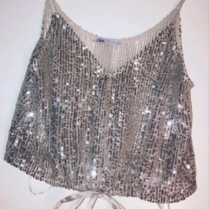 Zara  - I väldigt bra fint skick , använd endast en gång! Fraktkostnaden 66kr spårbar. Kan även mötas i Göteborg.