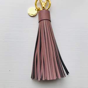 Fin rosa nyckelring, liten karbinhake & en gulddetalj med texten ”firefly”.  Helt my och i nyskick.😊 Ny pris: 139kr. Säljer för 39kr
