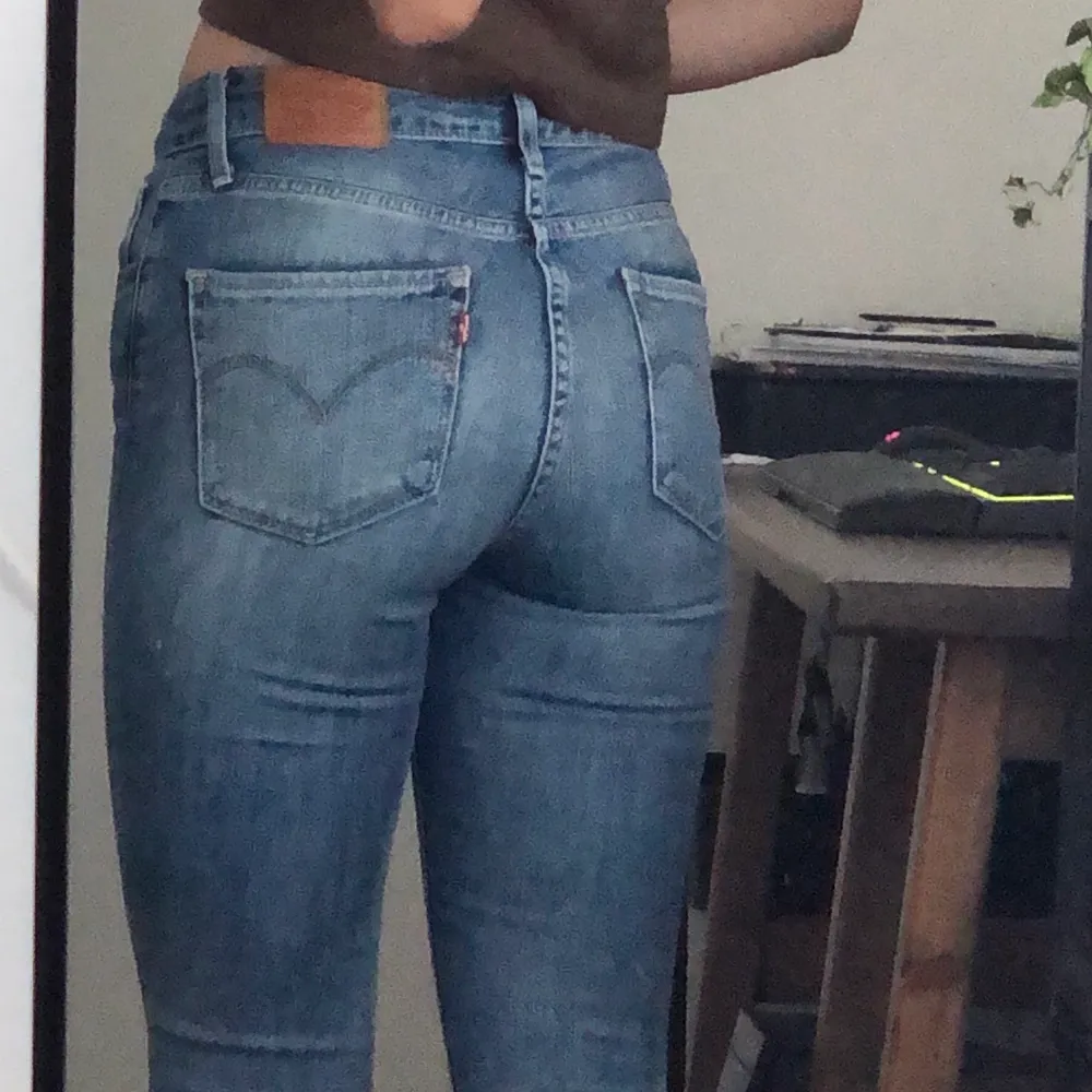 Super fina skinny jeans från levis! Passar jätte fint och i väldigt bra skick :) Säljer då jag inte använder dem längre :( Köpare står för frakt! (jag är ca 165 och dem är en aning för långa för mig). . Jeans & Byxor.