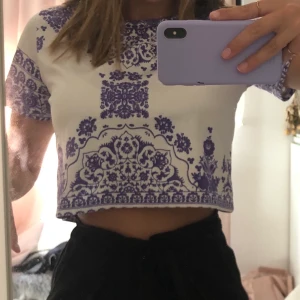 croppad tröja - cool croppad tröja, vet inte vart den är ifrån riktigt men as fin, säljs pga att den inte är min stil 