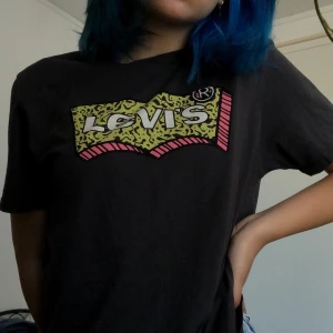 Levis graphic t-shirt - En gullig levis t-shirt med tryck :) Passar väldigt fint och i mycket skönt matrial! Anvönd ett fåtal gånger men i princip i helt nytt skick, köpare står för frakt och samfraktar gärna :)