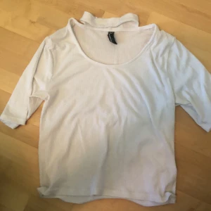 Choker shirt size M - Ganska tunt material. Aldrig använd därav nyskick. 