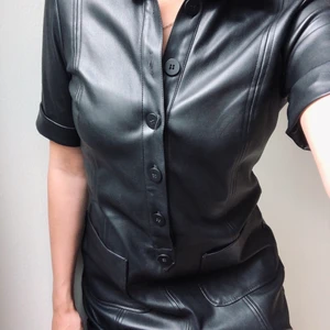 Skjortklänning  - Skjortklänning i skinnimitation från Zara. Sparsamt använt och i gott skick! 