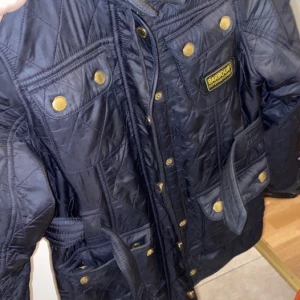 Barbour, xxs/xs  - En fin Barbour jacka köpt på kidsbrandstore. Mycket bra skick, med en liten skavank som knapp syns. 