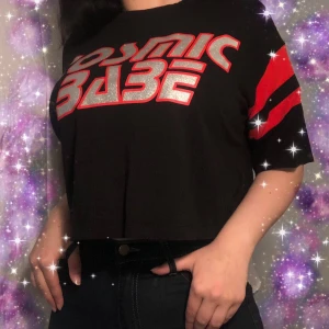 Hm tröja cosmic babe - Cosmic babe tröja från hm i nyskick! Säljer pga inte min stil och kommer därför ej till användning:) möts upp i Sthlm!!