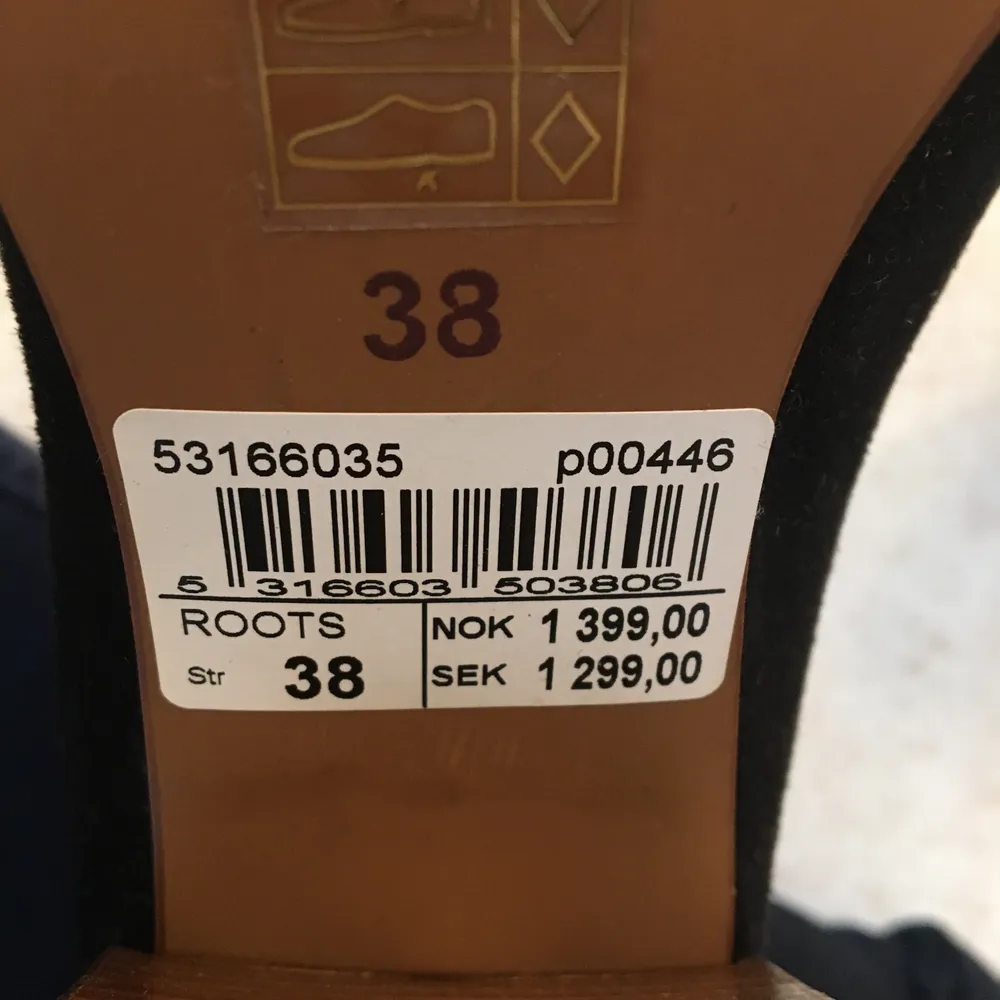 Supersnygga boots, endast använda en gång. Nypriset är 1299:-, prislappen sitter kvar. Bekväma att gå i för o vara klackskor! Skorna är i mocka och klacken är i trä🥰 . Skor.