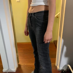 Mörka lowwaist jeans - Jättefina vintage jeans, passar både lowwaist och vanligt från strl XS-S för en pösigare passform, M vid tajtare💕