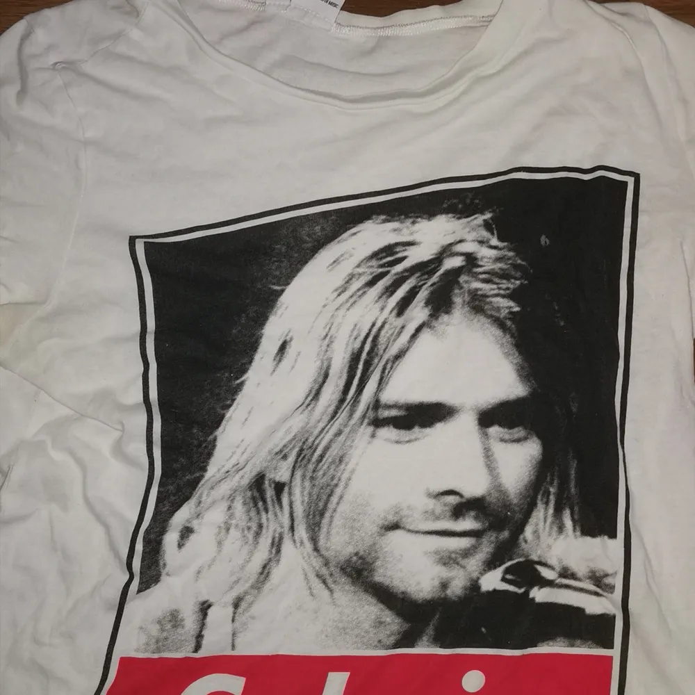 En t-shirt med Kurt Cobain tryck. Storlek M. T-shirts.