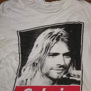En t-shirt med Kurt Cobain tryck. Storlek M